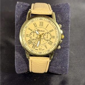 Genera women’s platinum, tan face w/tan band in good con. Japanese movement 42mm